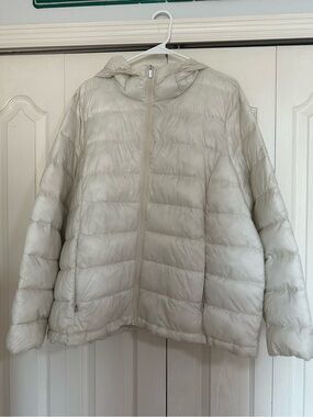 Athleta Ladies Cream Puffer Jacket
